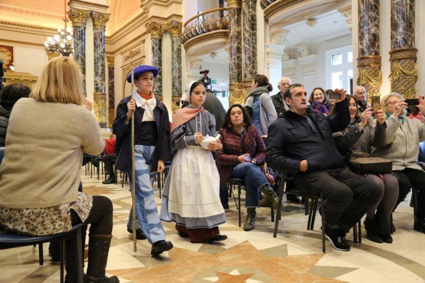 Este viernes se ha celebrado la preentación de la Tamborrada Infantil, con la figura de la 'Alcaldesa' como novedad. 