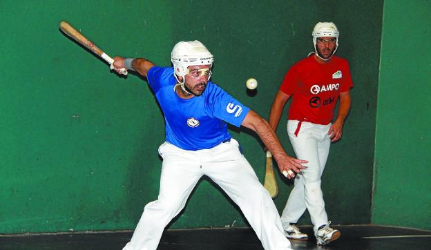 Sánchez a punto de golpear la pelota. 