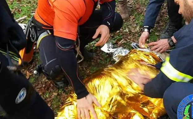 Bomberos y policías locales de Lasarte-Oria con la oveja rescatada.