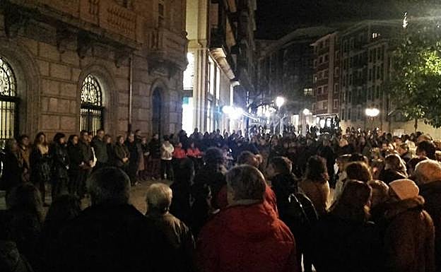 La concentración silenciosa de cinco minutos contó este viernes con representación de todos los partidos políticos del Consistorio..
