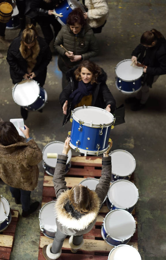 Los componentes de la nueva tamborrada Amigos de Angulas Aginaga ensayan en la antigua discoteca Sound, en Irura.