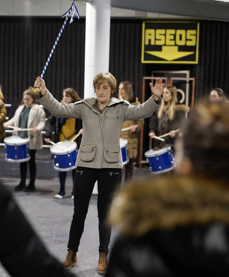 Los componentes de la nueva tamborrada Amigos de Angulas Aginaga ensayan en la antigua discoteca Sound, en Irura.