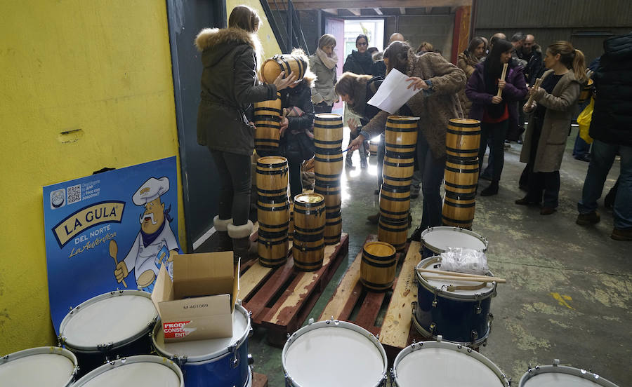Los componentes de la nueva tamborrada Amigos de Angulas Aginaga ensayan en la antigua discoteca Sound, en Irura.