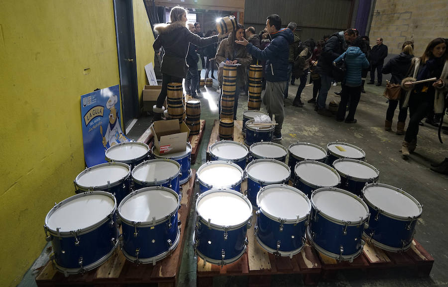 Los componentes de la nueva tamborrada Amigos de Angulas Aginaga ensayan en la antigua discoteca Sound, en Irura.
