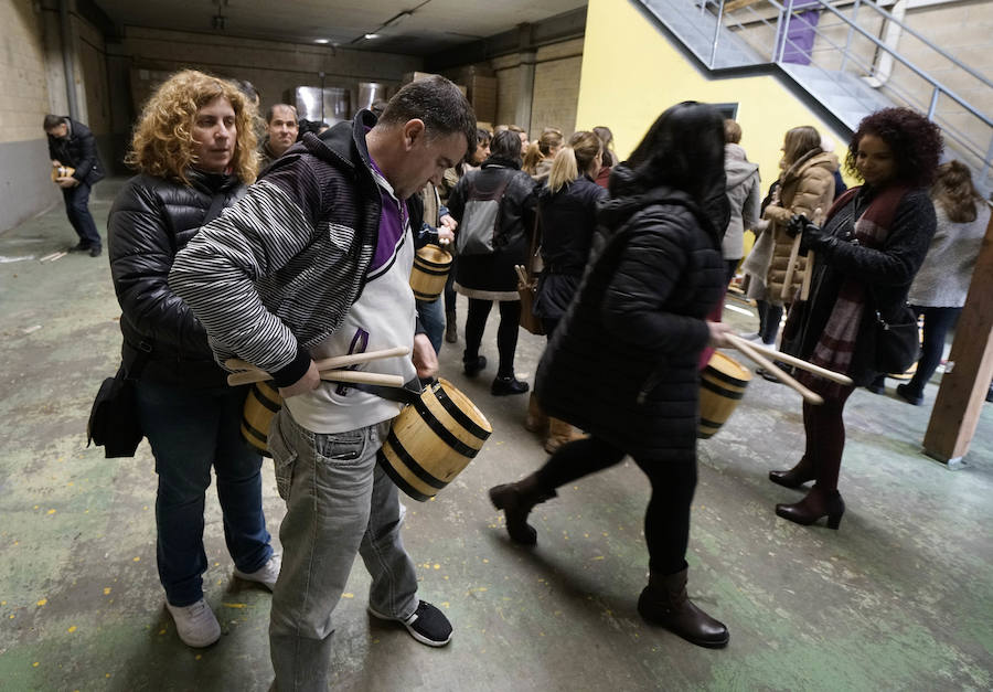 Los componentes de la nueva tamborrada Amigos de Angulas Aginaga ensayan en la antigua discoteca Sound, en Irura.