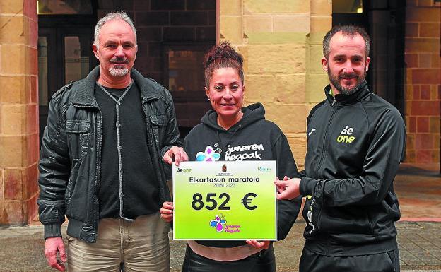 Maratón solidario. Txasko, Pikabea y Gartzia ayer en la entrega del dinero recaudado.