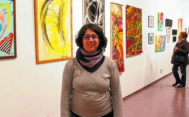 La artista junto a parte de la obra que expone hasta el 17 de febrero en la sala de Bastero. 