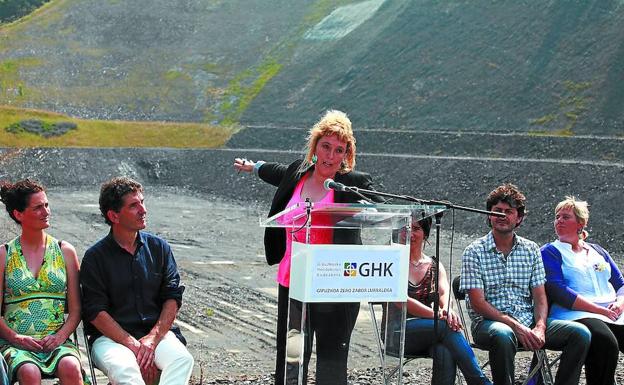 La expresidenta del Consorcio de Residuos de Gipuzkoa, Ainhoa Intxaurrandieta, anuncia la paralización del proyecto de incineradora en el solar de Zubieta.