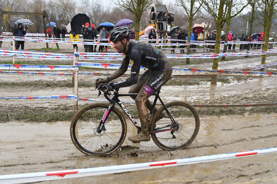 Este domingo se ha celebrado en Legazpi el Campeonato de España de ciclo-cross en un circuito con mucho barro acumulado. El cántabro Ismael Esteban ha revalidado su título por delante de Felipe Orts, su compañero en el equipo Ginestar-Delikia.