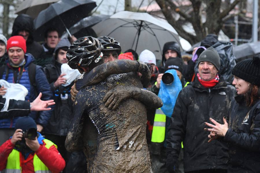 Este domingo se ha celebrado en Legazpi el Campeonato de España de ciclo-cross en un circuito con mucho barro acumulado. El cántabro Ismael Esteban ha revalidado su título por delante de Felipe Orts, su compañero en el equipo Ginestar-Delikia.