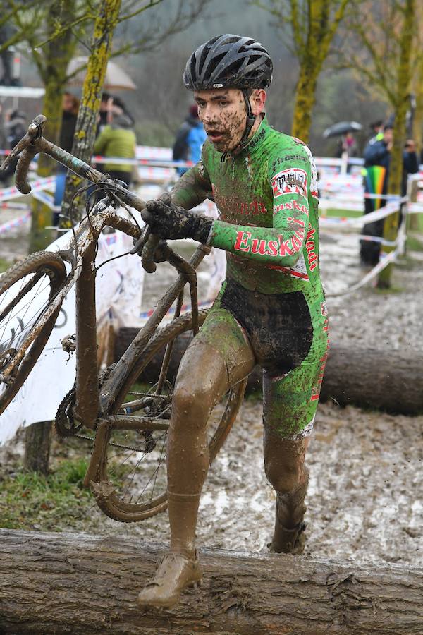 Este domingo se ha celebrado en Legazpi el Campeonato de España de ciclo-cross en un circuito con mucho barro acumulado. El cántabro Ismael Esteban ha revalidado su título por delante de Felipe Orts, su compañero en el equipo Ginestar-Delikia.