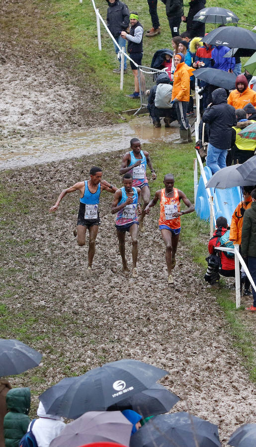 Dos corredores juniors, de 17 años, ofrecieron uno de los mejores espectáculos de los últimos años en el Memorial Muguerza de Elgoibar. Brillante colofón para este 75 aniversario de la prueba guipuzcoana, disputada con frío y lluvia en algunos momentos.