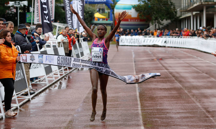 Dos corredores juniors, de 17 años, ofrecieron uno de los mejores espectáculos de los últimos años en el Memorial Muguerza de Elgoibar. Brillante colofón para este 75 aniversario de la prueba guipuzcoana, disputada con frío y lluvia en algunos momentos.