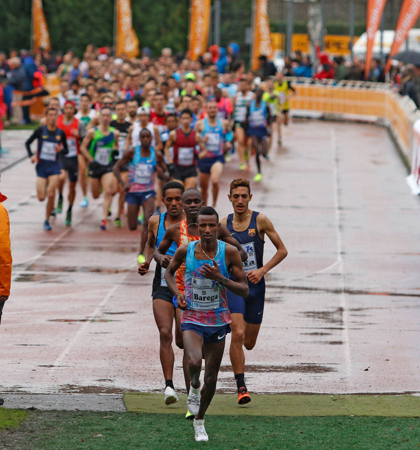 Dos corredores juniors, de 17 años, ofrecieron uno de los mejores espectáculos de los últimos años en el Memorial Muguerza de Elgoibar. Brillante colofón para este 75 aniversario de la prueba guipuzcoana, disputada con frío y lluvia en algunos momentos.