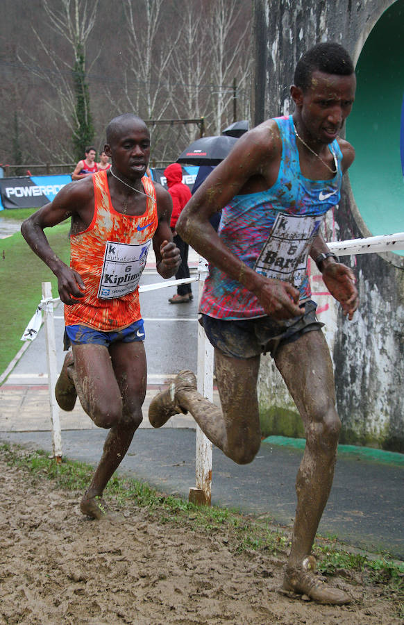 Dos corredores juniors, de 17 años, ofrecieron uno de los mejores espectáculos de los últimos años en el Memorial Muguerza de Elgoibar. Brillante colofón para este 75 aniversario de la prueba guipuzcoana, disputada con frío y lluvia en algunos momentos.