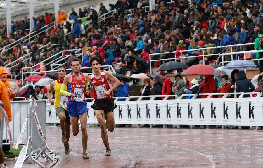 Dos corredores juniors, de 17 años, ofrecieron uno de los mejores espectáculos de los últimos años en el Memorial Muguerza de Elgoibar. Brillante colofón para este 75 aniversario de la prueba guipuzcoana, disputada con frío y lluvia en algunos momentos.