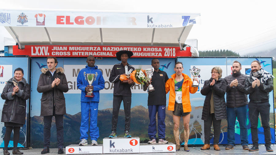 Dos corredores juniors, de 17 años, ofrecieron uno de los mejores espectáculos de los últimos años en el Memorial Muguerza de Elgoibar. Brillante colofón para este 75 aniversario de la prueba guipuzcoana, disputada con frío y lluvia en algunos momentos.