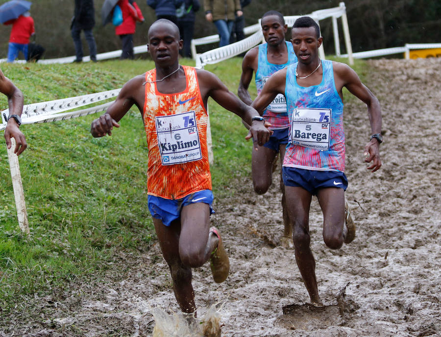 Dos corredores juniors, de 17 años, ofrecieron uno de los mejores espectáculos de los últimos años en el Memorial Muguerza de Elgoibar. Brillante colofón para este 75 aniversario de la prueba guipuzcoana, disputada con frío y lluvia en algunos momentos.