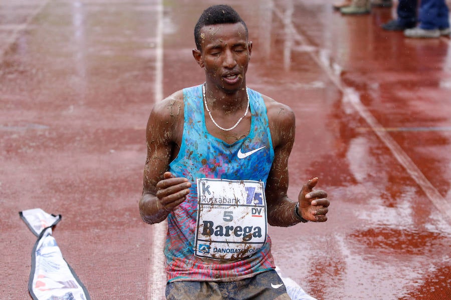 Dos corredores juniors, de 17 años, ofrecieron uno de los mejores espectáculos de los últimos años en el Memorial Muguerza de Elgoibar. Brillante colofón para este 75 aniversario de la prueba guipuzcoana, disputada con frío y lluvia en algunos momentos.