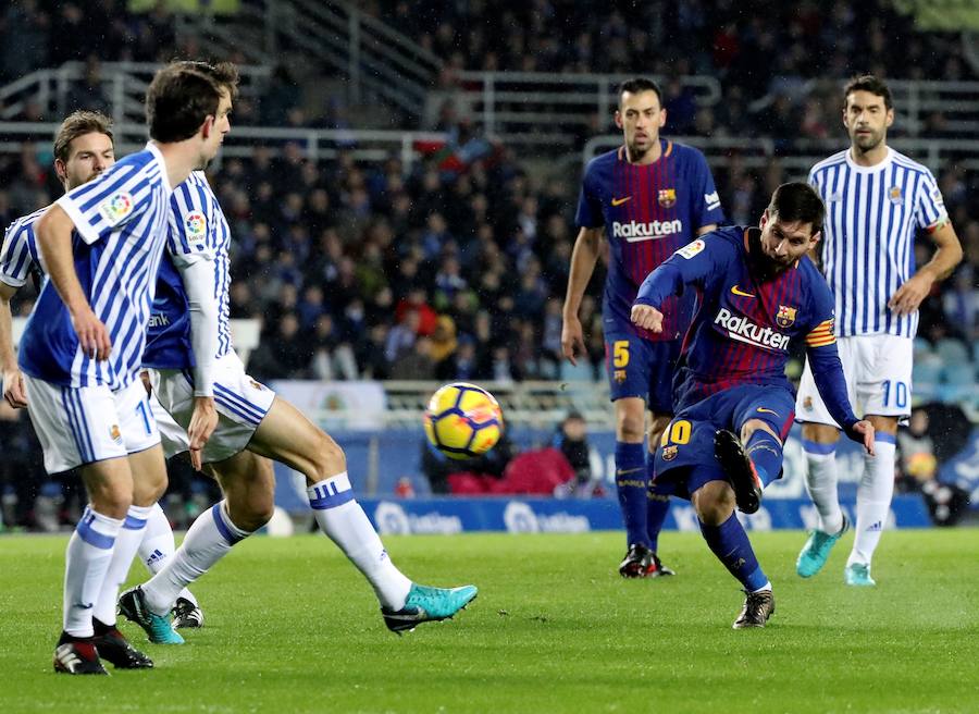 Las mejores imágenes del encuentro entre la Real Sociedad y el F.C. Barcelona en el estadio de Anoeta