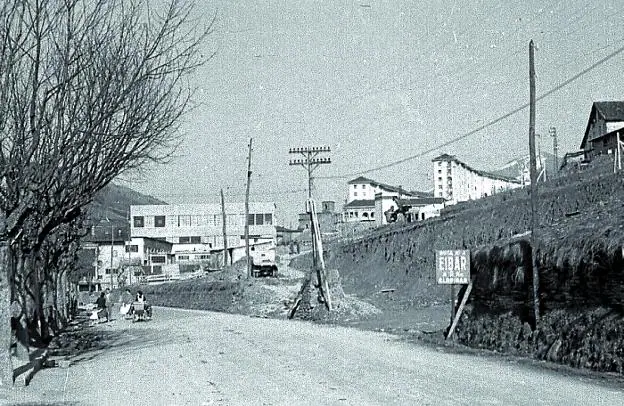 En la imagen de Plazaola de 1955, se refleja que la antigua entrada a Eibar estaba en Otaola. 