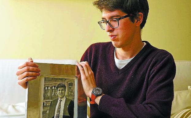 Retrato. Javier Ordóñez posa en el salón de casa en Madrid con una fotografía de su padre.