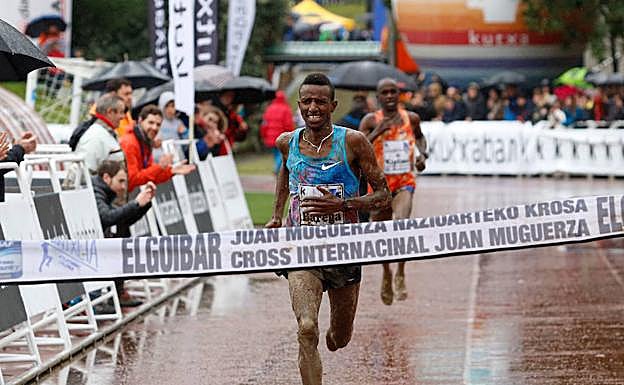 El atleta etíope Selemon Barega, a punto de coronarse vencedor del Memorial Muguerza este domingo en Elgoibar. 