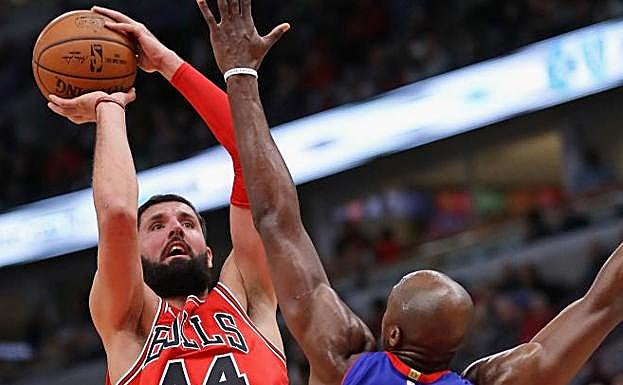 Mirotic lanza a canasta por encima de Anthony Tolliver.