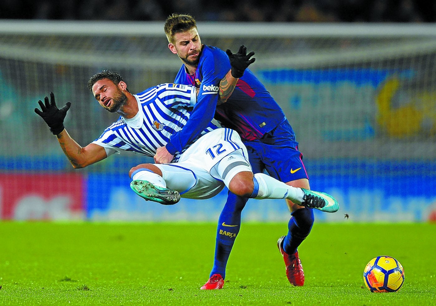 Piqué agarra a Willian José en una acción del partido de ayer en Anoeta.