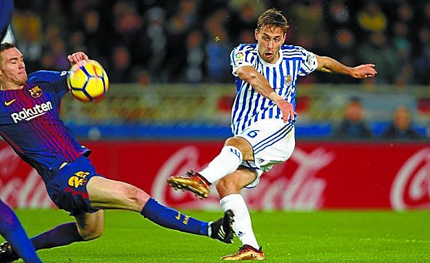 Guante. Sergio Canales realiza un disparo a puerta ayer ante la presencia de Thomas Vermaelen.