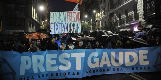 Decenas de miles de personas pidieron el sábado en Bilbao el acercamiento de presos. 