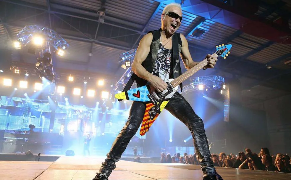 Rudolf Schenker, guitarrista de los Scorpions, con una de sus Gibson Flying V.