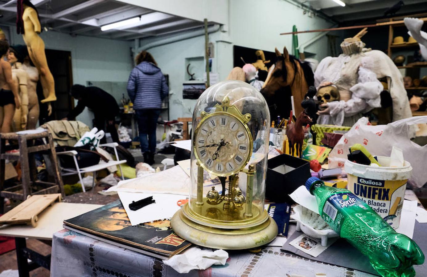 Visitamos el hogar profesional del artista donostiarra, fallecido en noviembre, autor del belén de la plaza de Gipuzkoa y los muñecos de terror del Principal