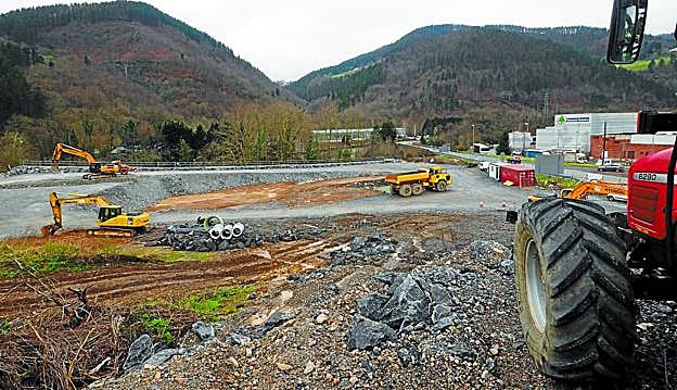 Ejecución. La construcción del supermercado comenzará una vez que concluya la urbanización del polígono de Lerun Txiki . 