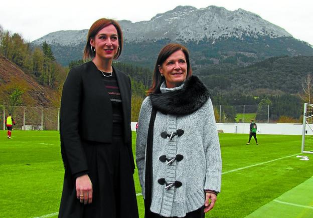 Acuerdo. La alcaldesa Ubarretxena y la presidenta Gorostiza. 