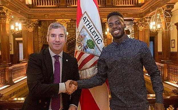 Urrutia y Williams, tras la firma del acuerdo de renovación. 