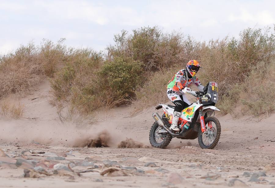 La piloto española Laia Sanz España, en acción con su KTM, compite durante la undécima etapa del Dakar. 