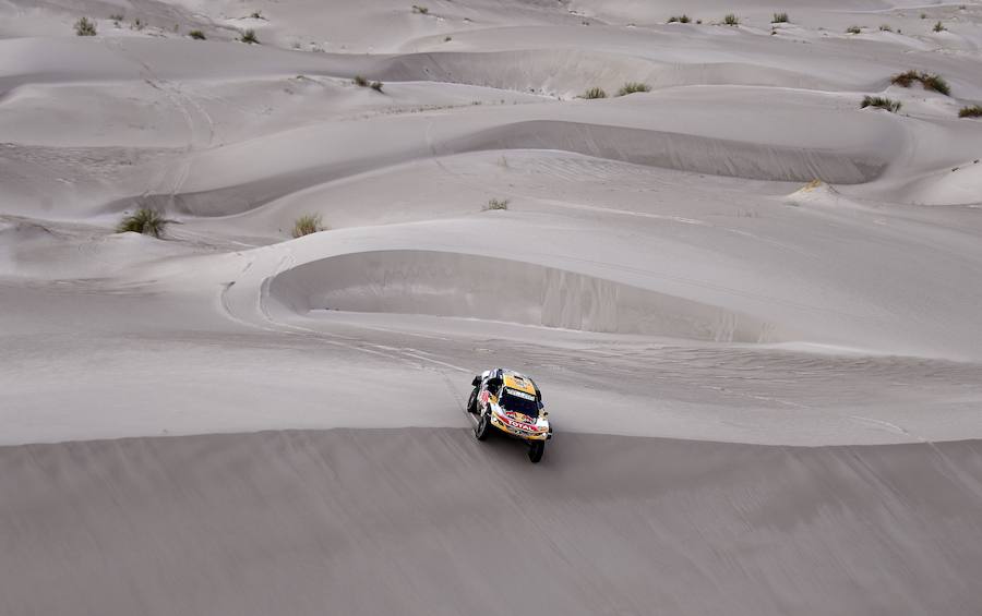 Los pilotos de Peugeot Stephane Peterhansel y Jean Paul Cottret compiten durante la undécima etapa del Dakar. 