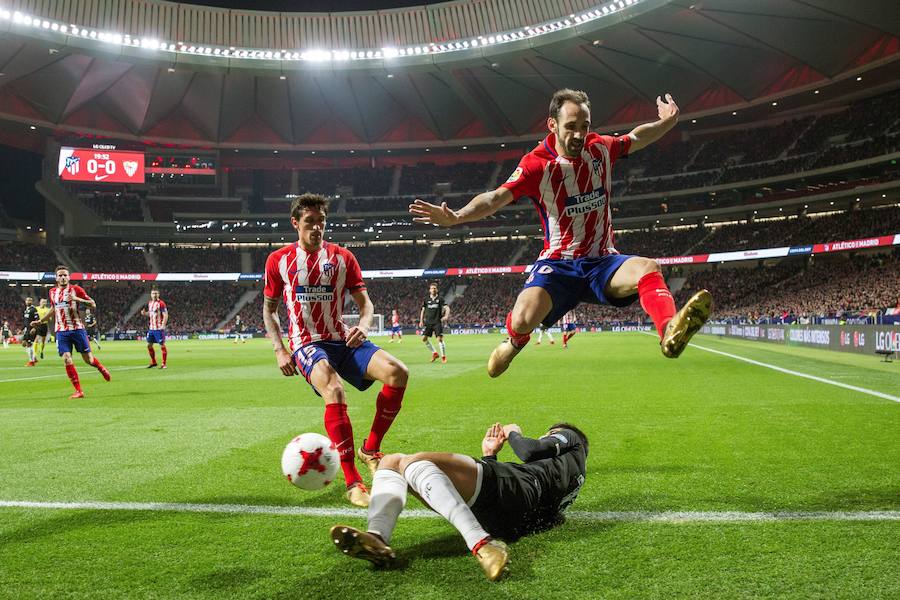 El Atlético se adelantó por mediación de Diego Costa, pero un autogol de Moyá y otro tanto de Correa dieron la victoria al equipo de Montella en la ida de cuartos de Copa del Rey.