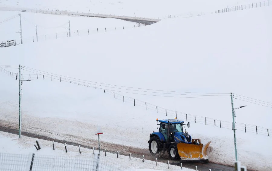 Escocia, Irlanda del Norte y el norte de Inglaterra sufren por tercer día consecutivo un temporal de nieve que está ocasionando cortes de carreteras e importantes retrasos.