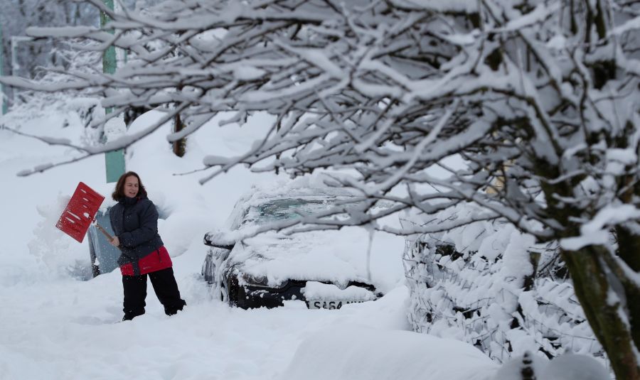 Escocia, Irlanda del Norte y el norte de Inglaterra sufren por tercer día consecutivo un temporal de nieve que está ocasionando cortes de carreteras e importantes retrasos.