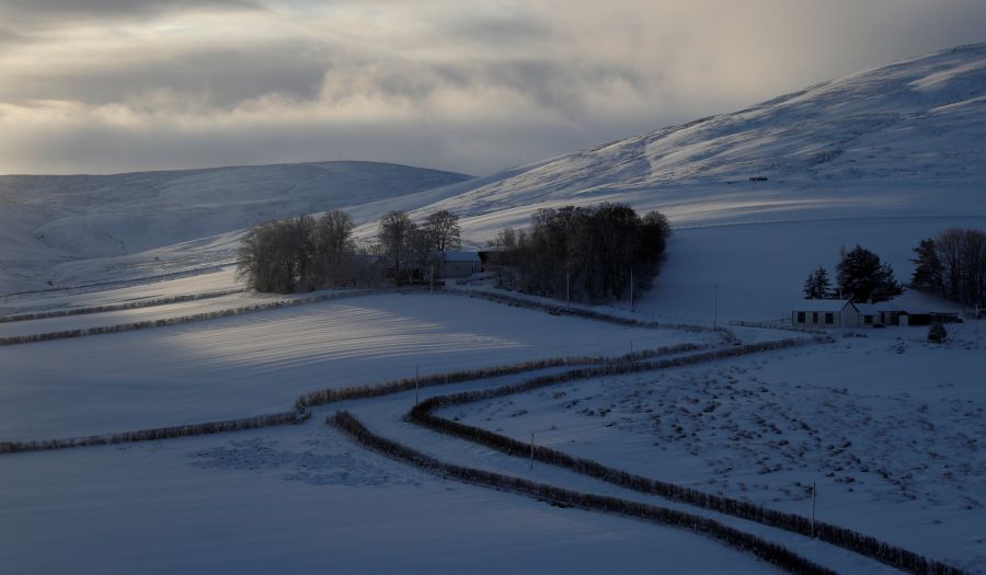 Escocia, Irlanda del Norte y el norte de Inglaterra sufren por tercer día consecutivo un temporal de nieve que está ocasionando cortes de carreteras e importantes retrasos.