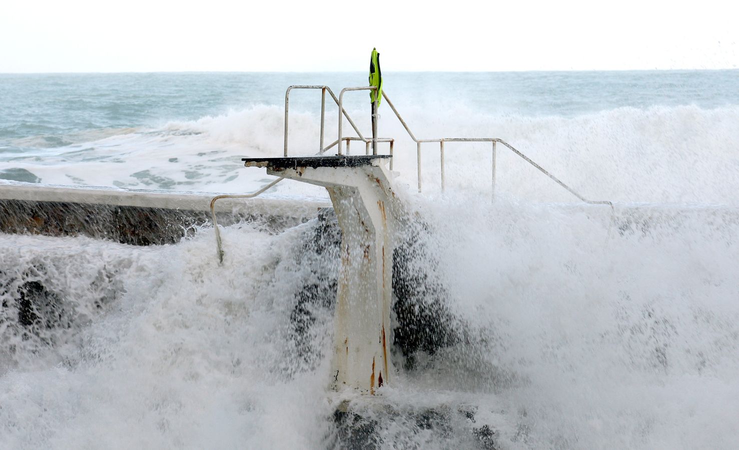 El espectáculo de las olas han dejado preciosas estampas en San Sebastián y Zarautz