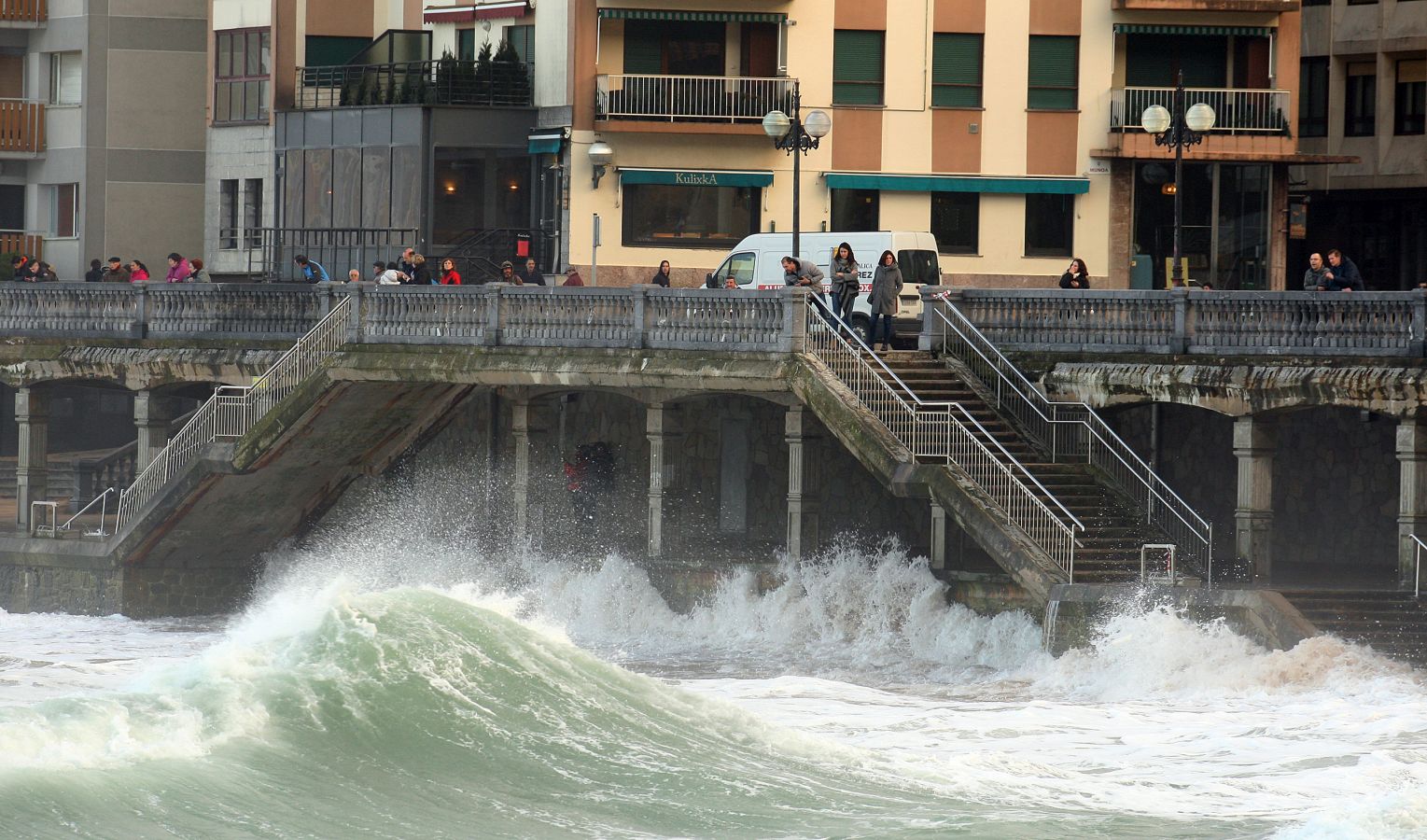 El espectáculo de las olas han dejado preciosas estampas en San Sebastián y Zarautz