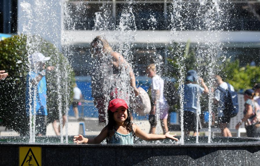 Los pronósticos prevén temperaturas superiores a 40 grados para la jornada del jueves y el viernes. Tenistas, profesionales y visitantes sufren las inclemencias del tiempo. 