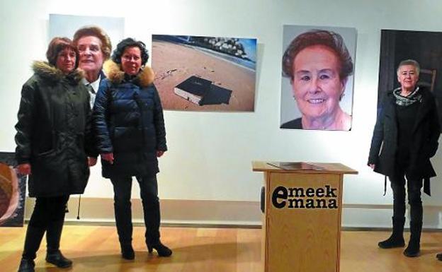Presentación. La alcaldesa, Elena Lete, y los integrantes de Intxorta 1937 Kultur Elkartea Nerea Villa, Julia Monge y Mikel Gómez. 