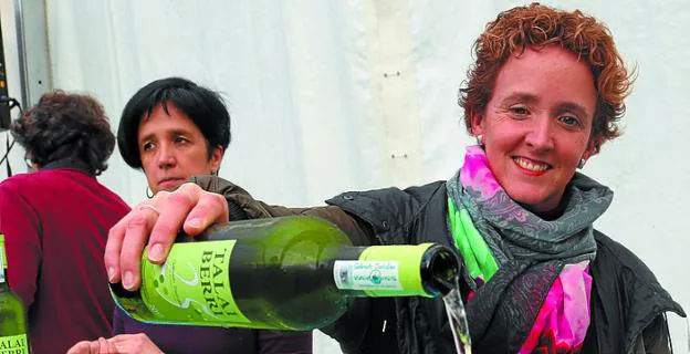 Las hermanas Eizagirre, de la bodega Talai Berri, ayer. 