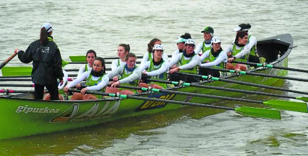 Tras un año de ausencia, Hondarribia Arraun Elkartea vuelve a tener trainera femenina en el agua.