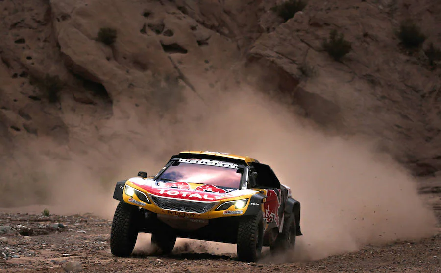 Los pilotos franceses de Peugeot Stephane Peterhansel y Jean Paul Cottret compiten durante la duodécima etapa del Dakar. 