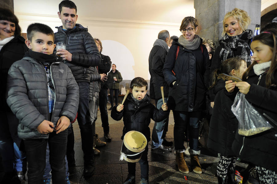 Azpeitia vuelve a unirse en la fiesta de San Sebastián donde los tambores suenan a un mismo tiempo y llenan de colorido la localidad.